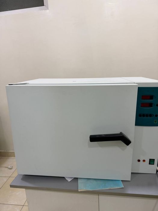 Медицинский сухожаровой шкаф (стерилизатор)