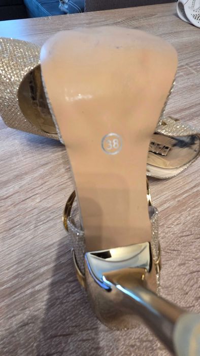 Елегантни златисти сандали.