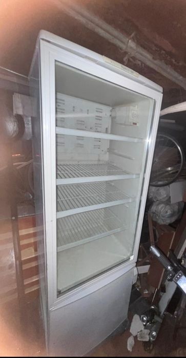 Продам витринный холодильник