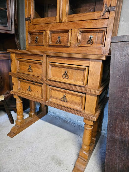 Трапезен шкаф от масив (уникална изработка)