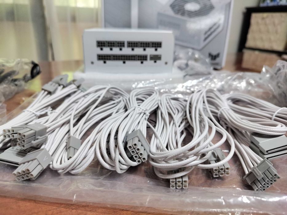 Продавам запазено захранване ASUS TUF Gaming 1000W Gold White Edition