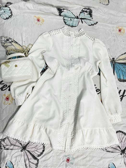 Женская платье белого цвета