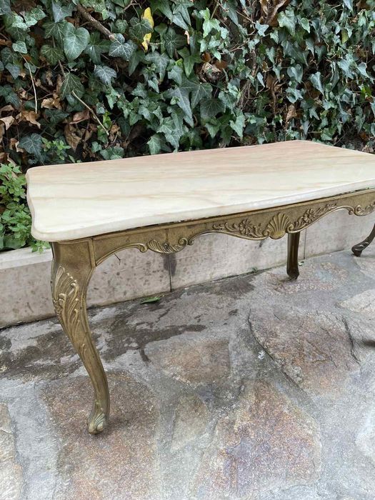 Месингови маси с мраморен плот