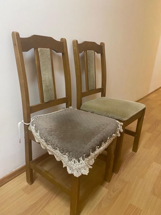 Холодильник, кровать, стол