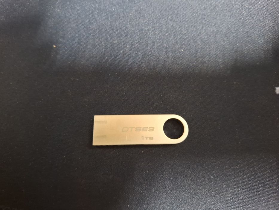 Флешка от кингстон