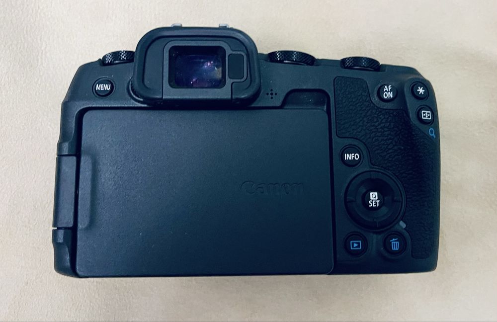 Canon RP, ca nou, in garantie, cu acumulator de rezerva si card