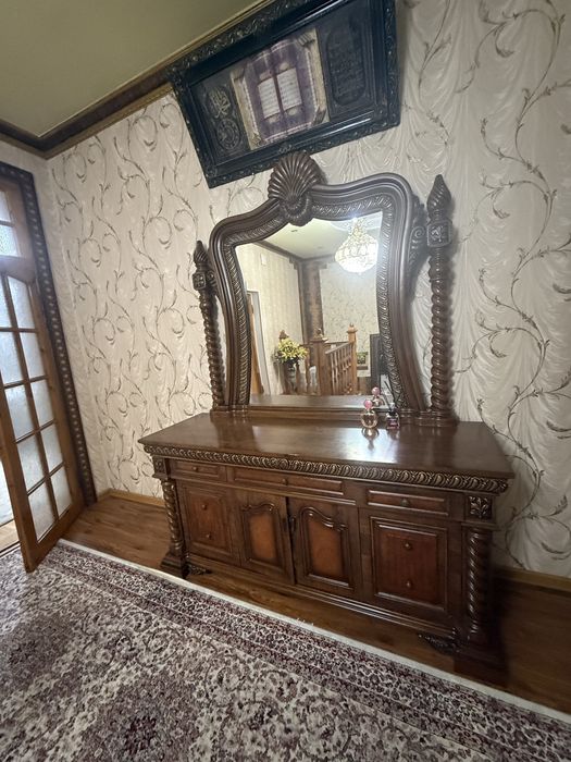 Камод с зеркалом