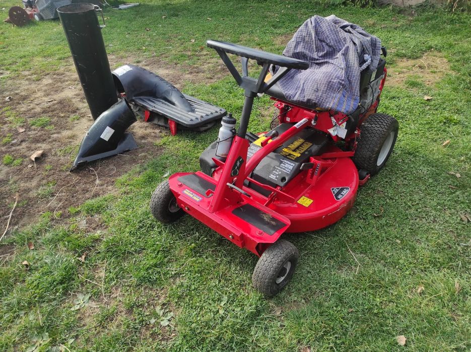 Tractoraș pentru tuns gazon