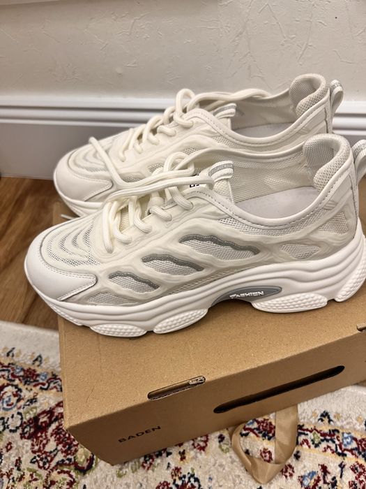 Новые кожаные белые кроссовки в 38 размере