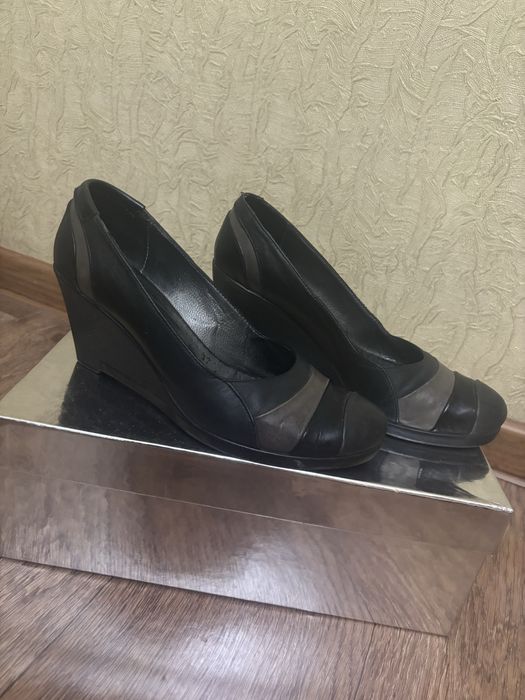 Кожыные туфли на танкетке