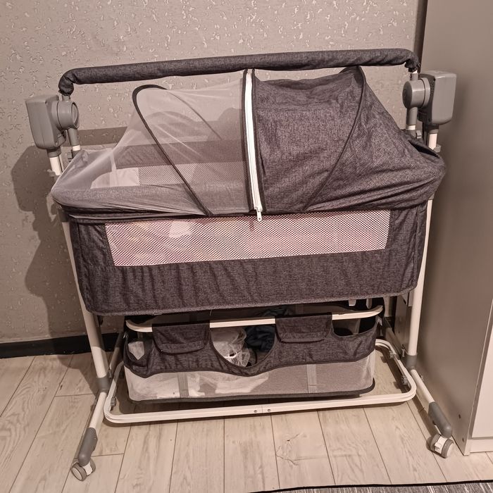 Приставная люлька-манеж с автоматическим механизмом ука