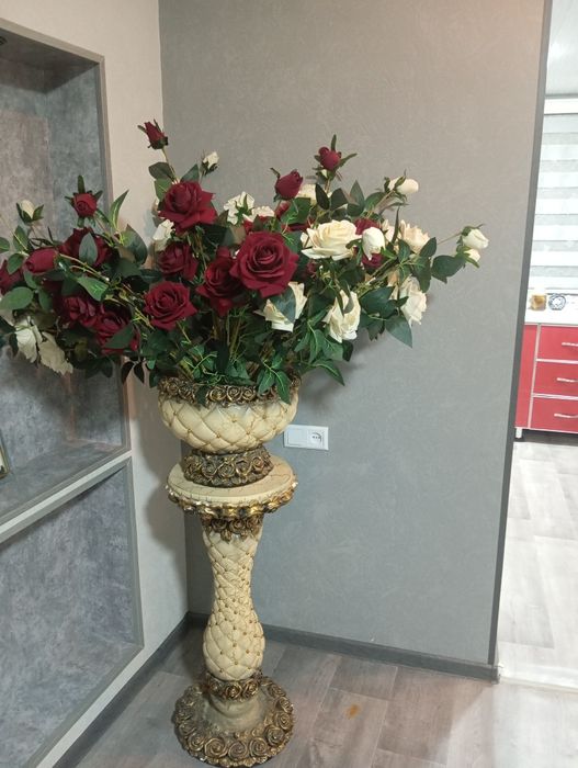 Розы искусственные вместе с вазами и подставкой 2 шт