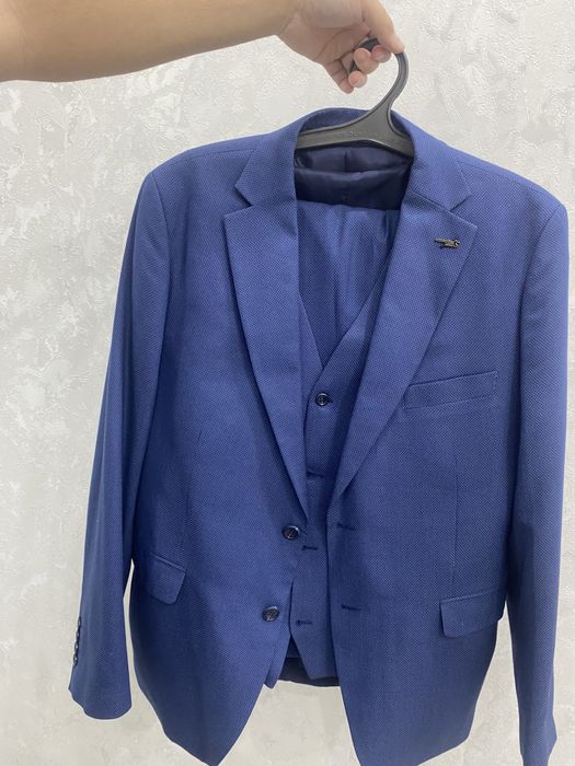 Рродаю мужские костюмы