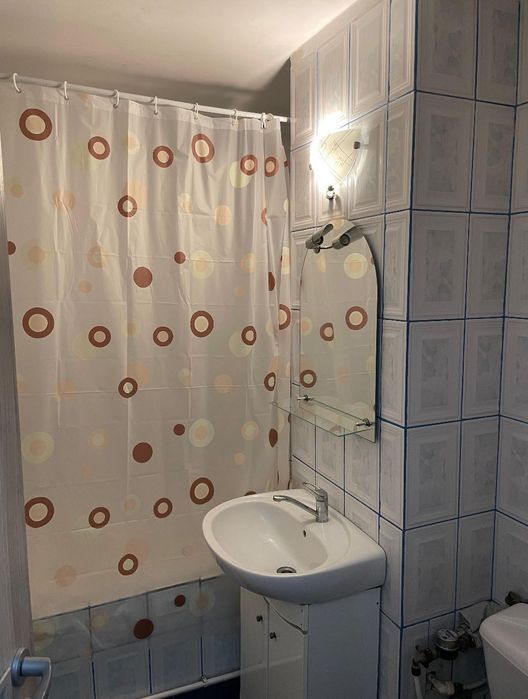 Ofer spre închiriere apartament cu două camere