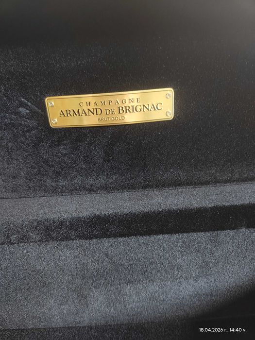 Продавам 2 празни бутилки от шампанско Дом Периньон