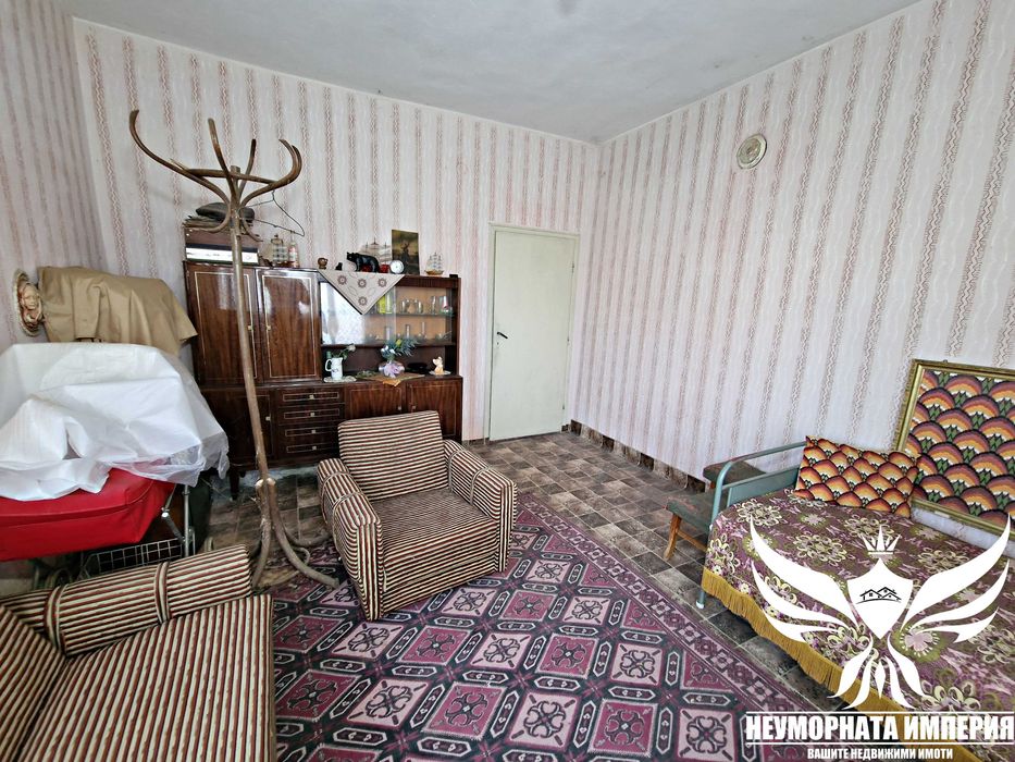 Продавам къща с постройки 250РЗП с 980кв. двор с.Динево