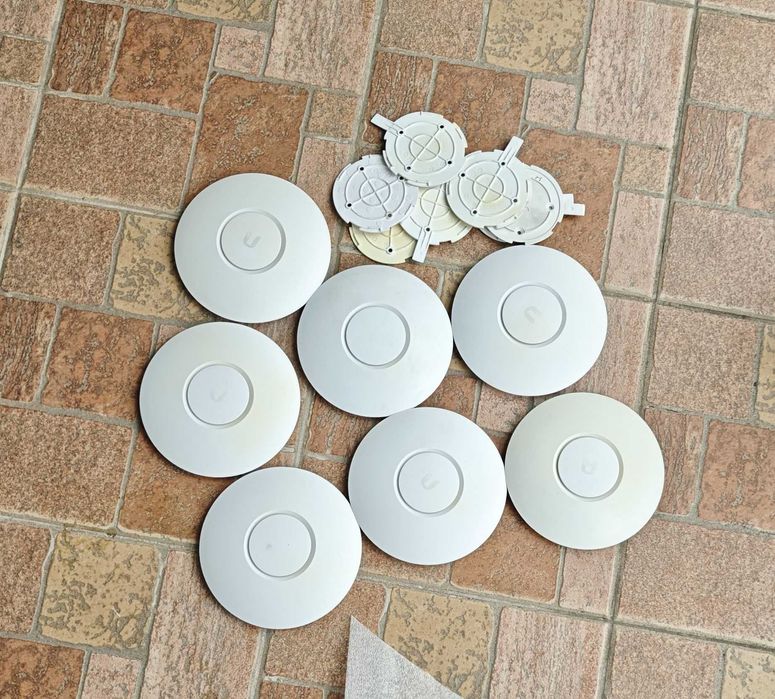 7x Ubiquiti UniFi UAP-AC-Lite access point