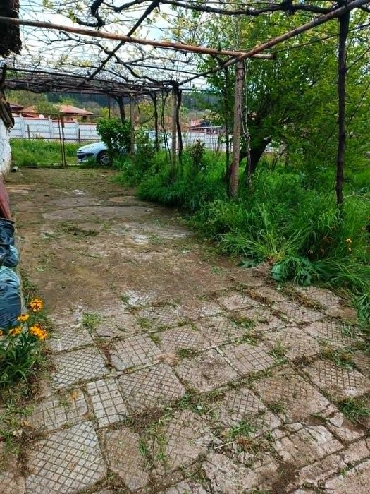 Стара каменна къща с двор 1 декар  - за ремонт