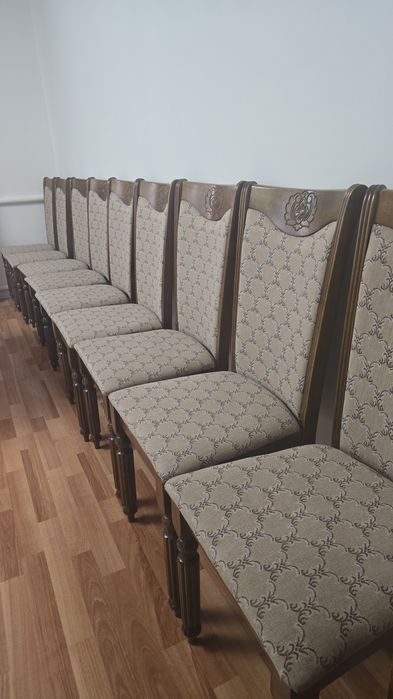 Стол и стули для гостевой комнаты