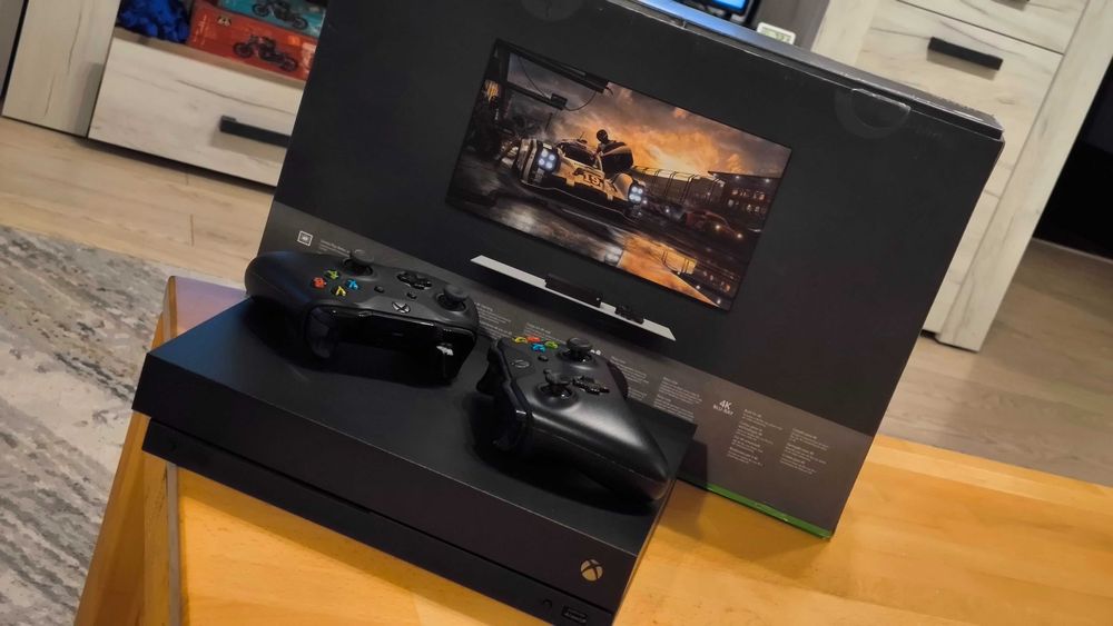 Xbox One X 1 Tb impecabil / 2 controlere / 19 jocuri