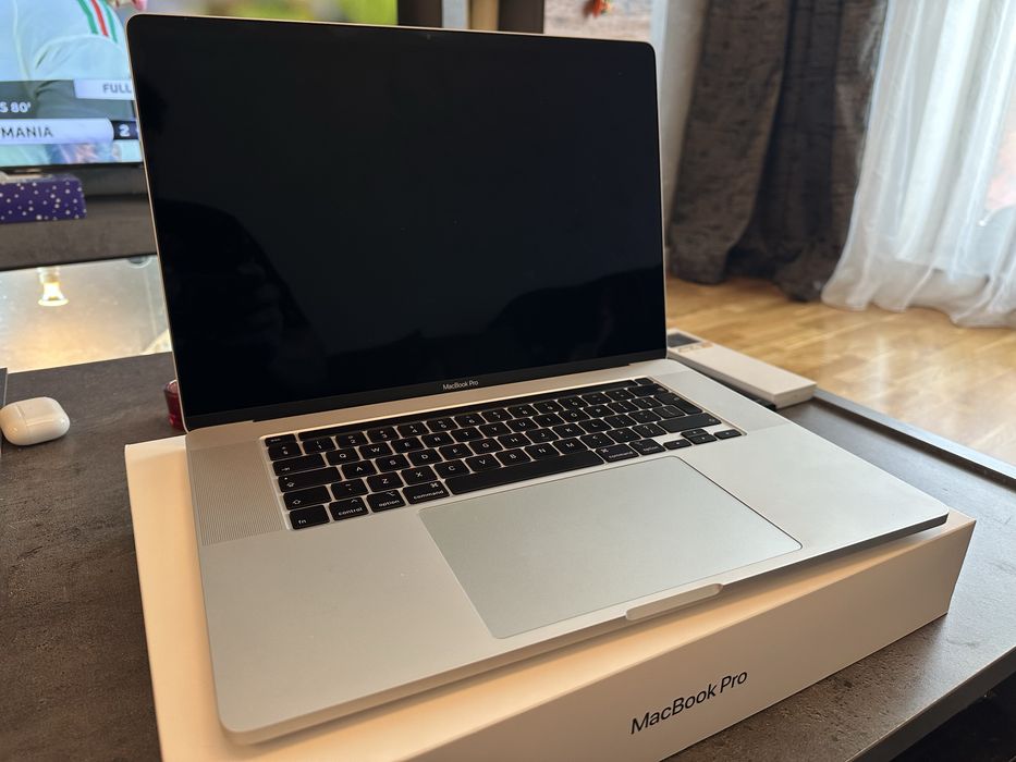 Laptop MacBook Pro 2.3 ghz Intel i9 16 gb 2667 mhz ddr  4 1TB stocare