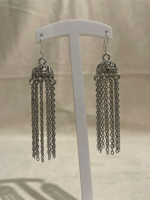 Қазақы тақия, әшекейлер.