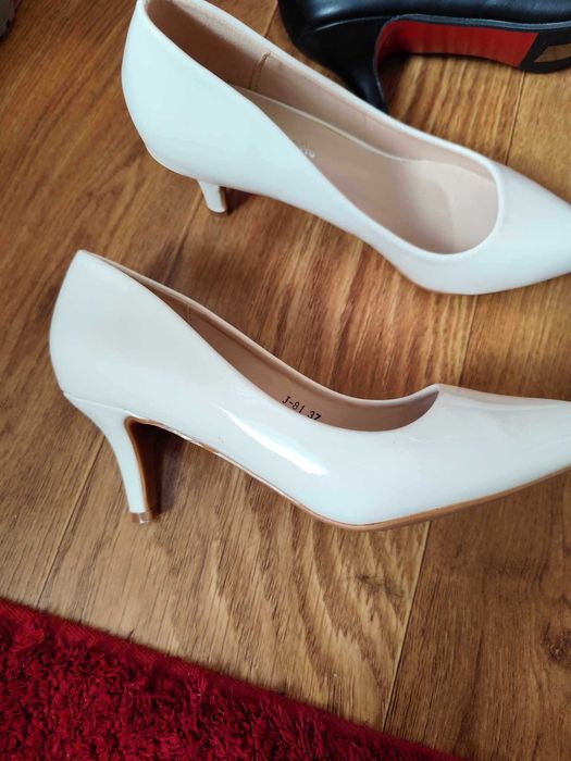 Дамски обувки с нисък ток.