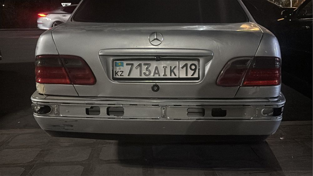 Продам задний бампер и задний стопак