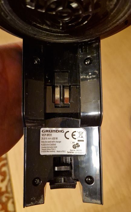 Верткална акумулаторна прахосмукачка Grundig VCP8931