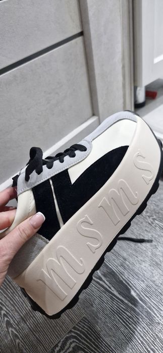 Продам кроссовки 4000 за пару