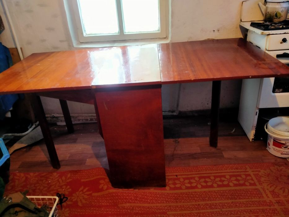 Продам срочно стол и шкафчик