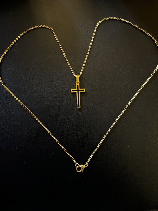 Елегантно кръстче от медицинска стомана, имитация на злато