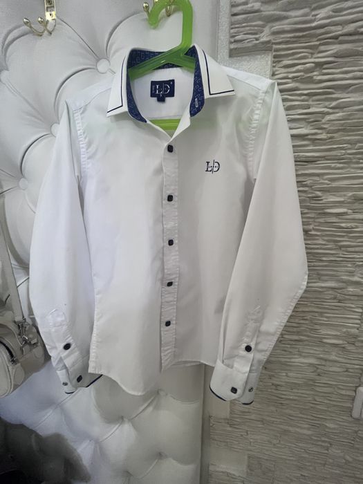 Продам класический костюм на мальчика .