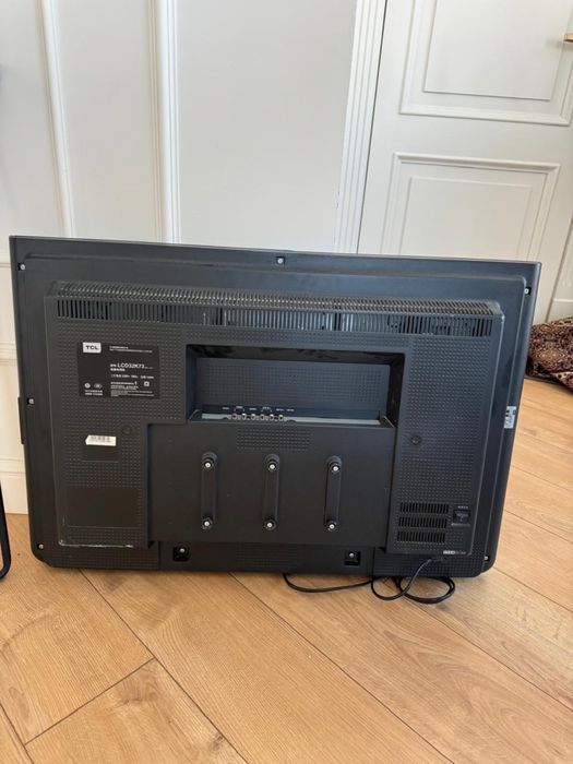 Телевизор TCL в идеальном состояний