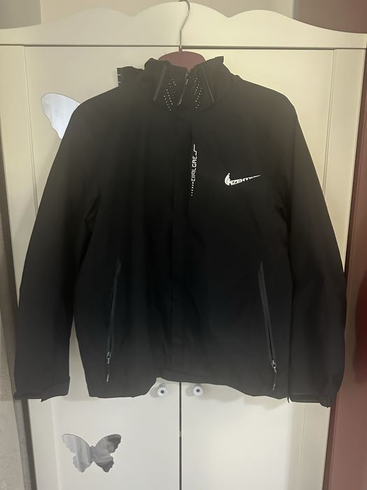 Vand geaca Nike.