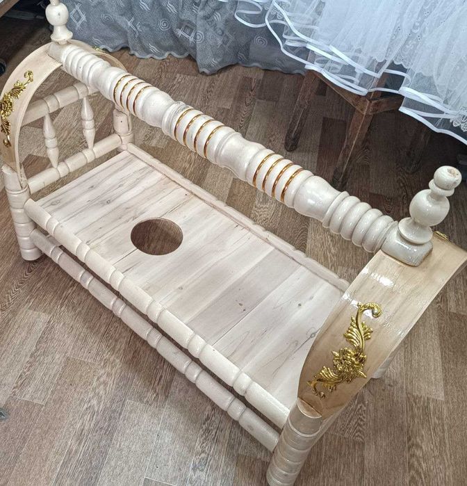 Tol daraxtidan yasalgan tilla beshik