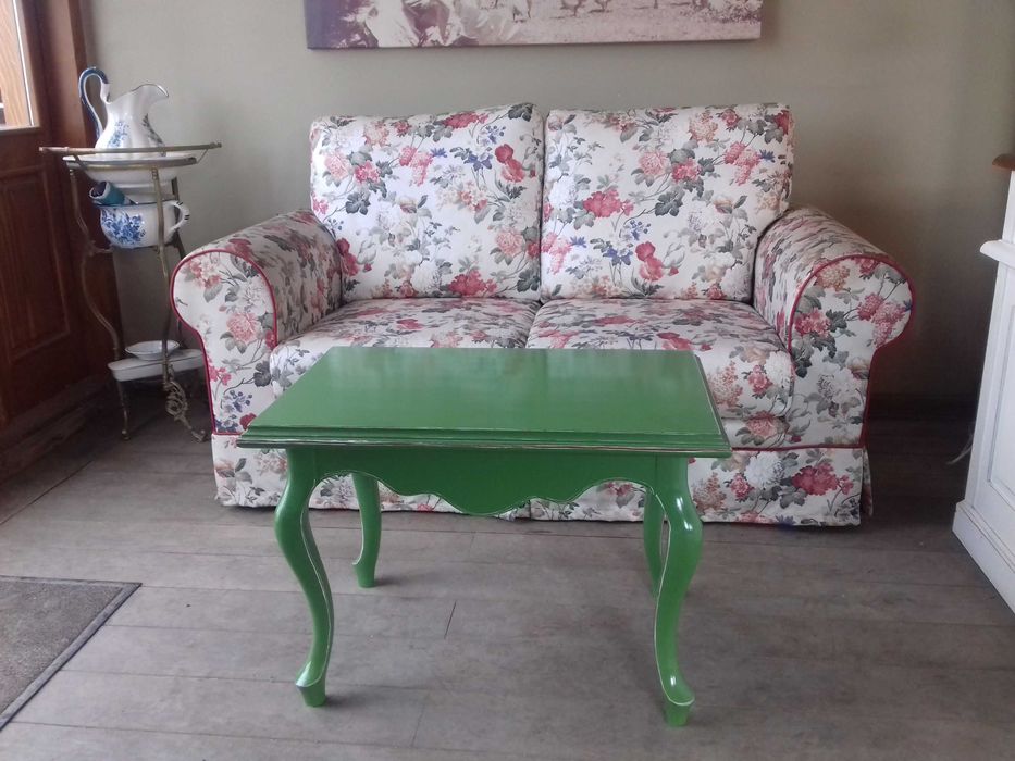 Mobilier din lemn masiv.