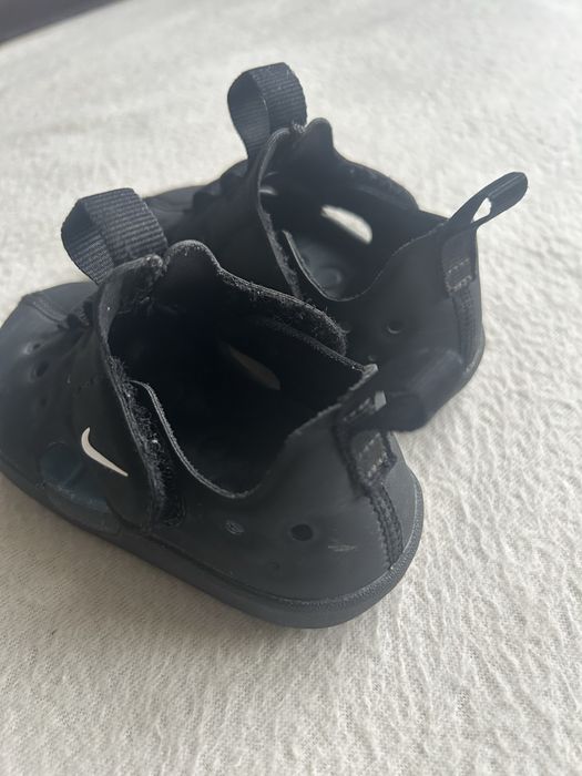 Затворени сандалети nike