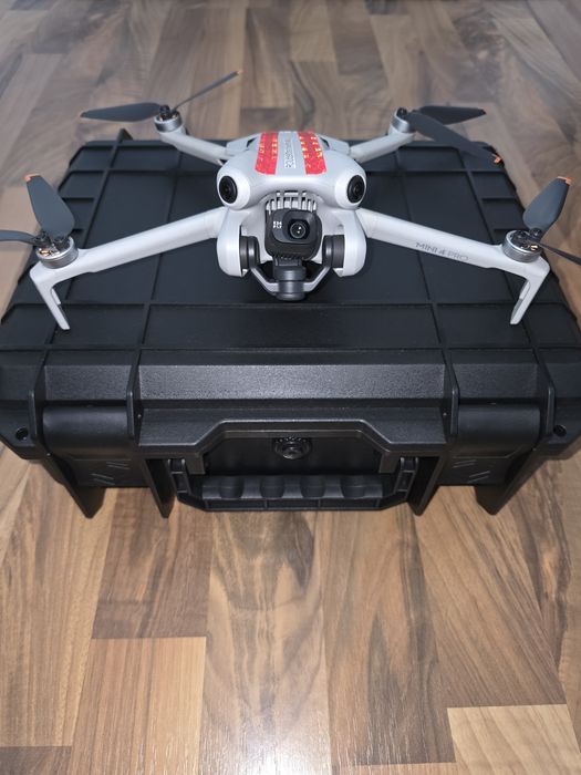 Vand Drona Dji Mini 4 Pro + RC2 + 3 baterii + Hub incarcare + Geanta transport + elicii noi.