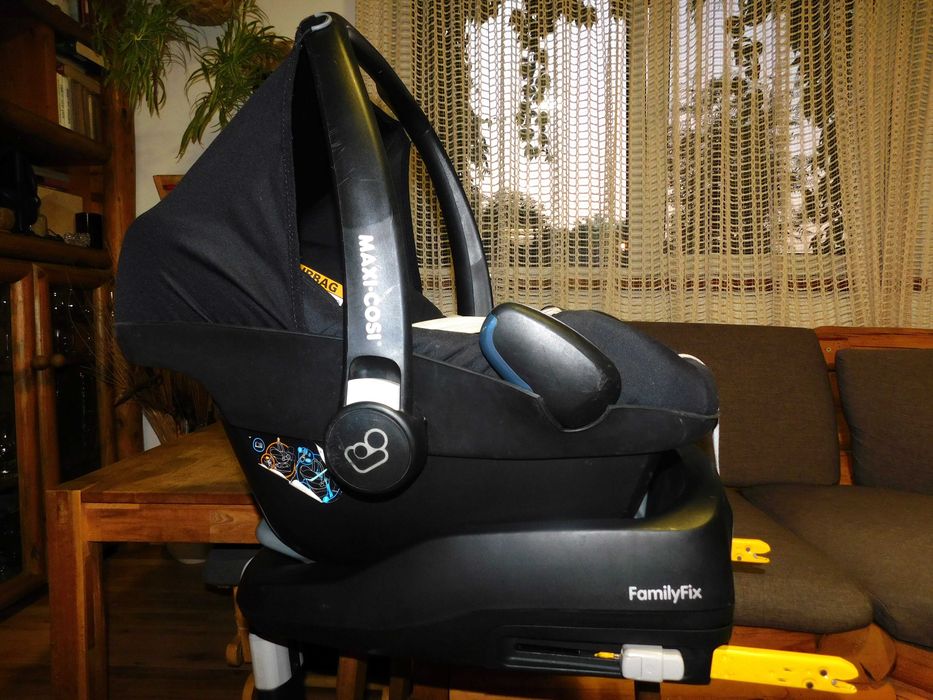 Pachet Maxi Cosi:  scoica Pebble + bază Easybase 2