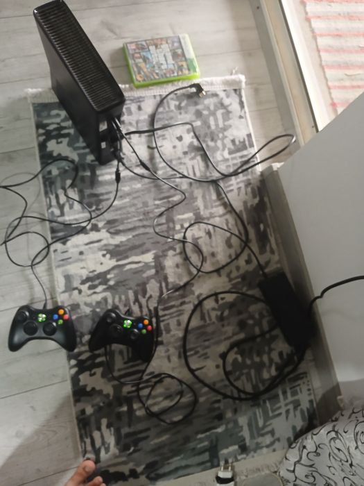 Consolă Xbox 360 S (Slim) + 2 Manete + Joc GTA 5 Complet (2 Discuri)