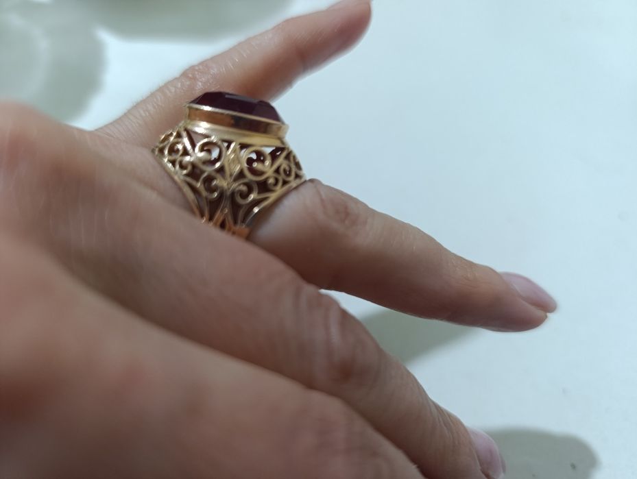 Продам женский золотой перстень.