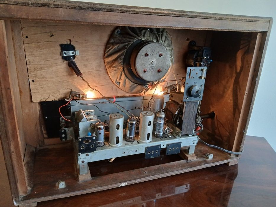 Radio cu lămpi marca Radio Popular LUX S 574 A,an 1957.