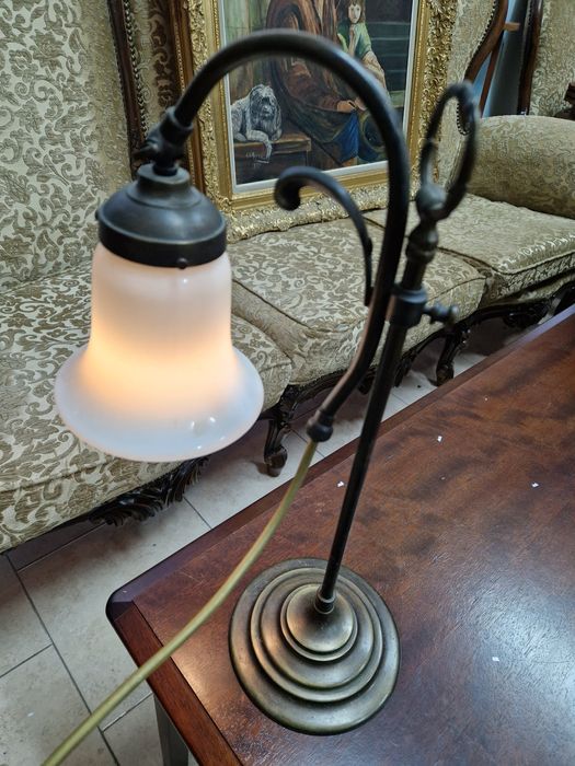 Прекрасна антикварна немска бронзова настолна лампа