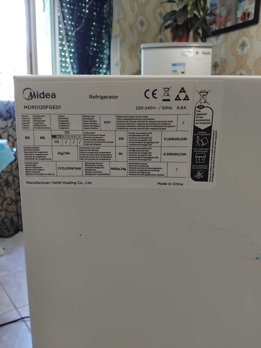 Продавам Хладилник Midea много малко използван