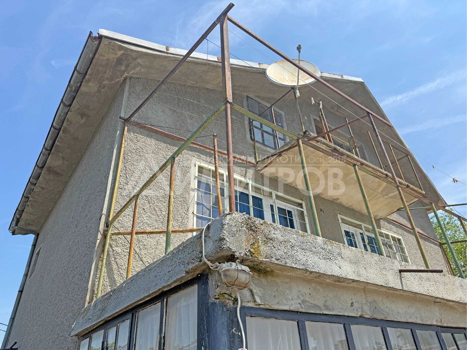 Продава триетажна вила с хубав, равен двор от 825 кв.м в с. Златна нива, обл. Шумен