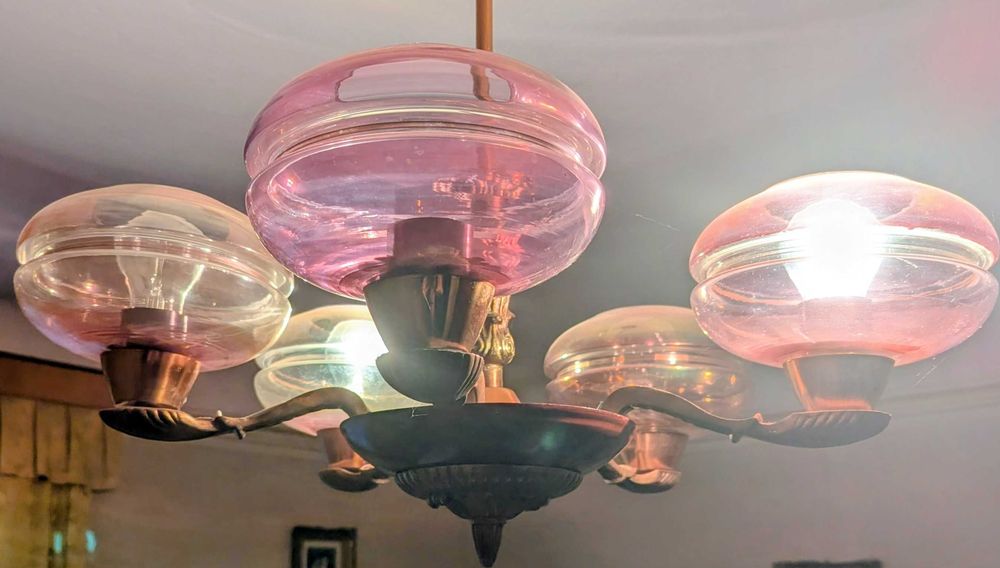 Candelabru vechi alamă, globuri din sticlă mov / roz – piesă unicat