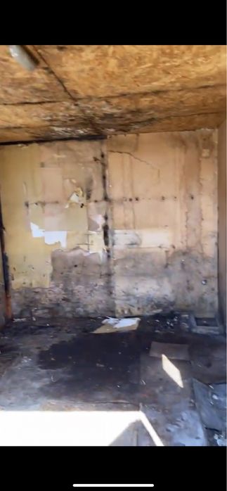 Будка с окнами и дверьми