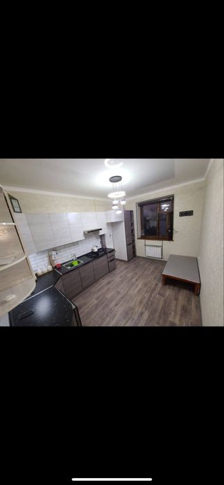 Srochna Boulling oldida 4 xonali uy sotiladi