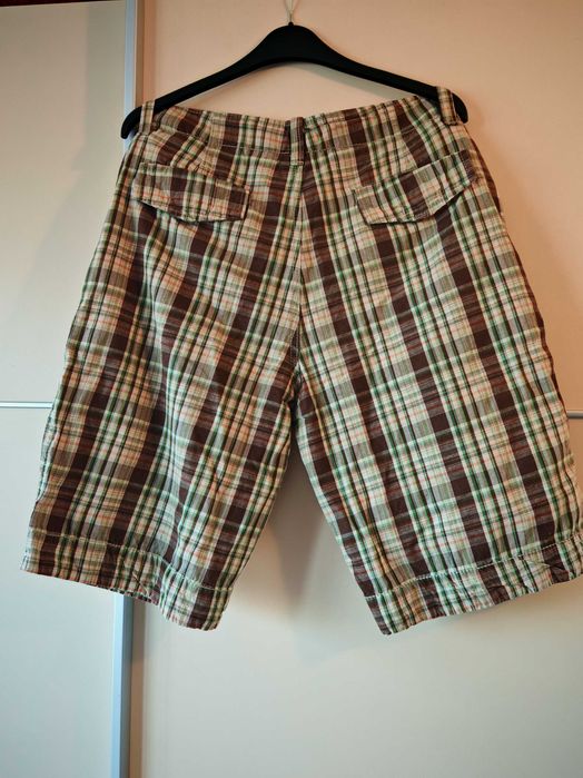 Vând pantaloni scurți Calvin klein